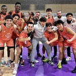プロバスケットボール選手を目指してスペインに留学している岸田虎之介さん（前列右端）とチームメイトら（提供）