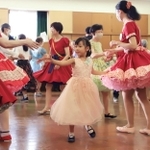 ビギナー修了パーティーで堂々と踊る橋本陽子さん（中央）＝西宮市柳本町