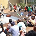 多くの観客が楽しんだストリートパフォーマンス＝宝塚市栄町２