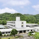 豊かな自然に囲まれた旧六瀬中学校の校舎（猪名川町提供）