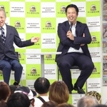 笑顔で自身の現役時代などについて話す元阪神タイガースの井川慶さん（右）＝甲子園歴史館