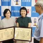 当時の状況について振り返る稲垣栄子さん（中央）と浜田智子さん（左）＝宝塚署