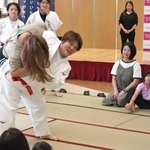 親子柔道体験で参加者を投げる杉本美香さん＝伊丹市藤ノ木１
