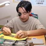 引き取った時計を修理する「タイムリペアＹ」店主の池洋輔さん＝尼崎市神田中通６