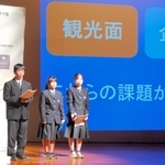 職業体験を発案し、最優秀賞に選ばれた西宮今津高校の生徒たち＝西宮市古川町