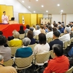 落語会で、１００人を超える客に落語を披露する桂福丸さん＝４月、芦屋市東芦屋町、芦屋神社