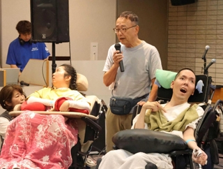 脳挫傷などの後遺症で嚥下障害となった吉岡大地さん（右）との体験を語る父の正行さん（中央）＝尼崎市南塚口町４
