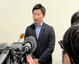 政務活動費を巡る自身の疑惑で百条委員会が設置されたことについて語る光本圭佑市議＝尼崎市役所