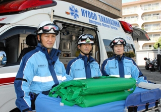 機動救急隊員の（左から）森下雄彦さん、鈴木章仁さん、新里真澄さん＝宝塚市消防本部