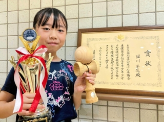 全日本少年少女けん玉道選手権大会女子の部で初優勝した堀川夢花さん＝伊丹市昆陽池２