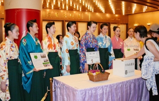 病気の子どもたちのための寄付を呼びかける宝塚音楽学校生＝宝塚大劇場