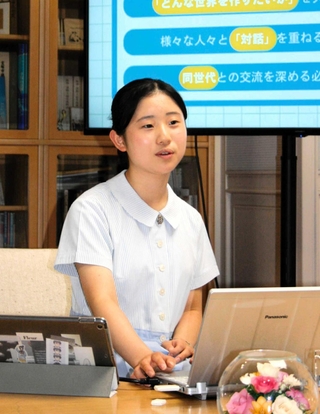 高校生平和大使の国連欧州本部訪問について報告する細谷美優花さん＝宝塚市役所