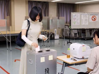 期日前投票をする有権者ら＝西宮市甲東園３、西宮市甲東支所（撮影・池田大介）