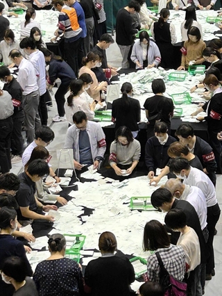 開票作業にあたる尼崎市の職員ら＝同市西長洲町１、ベイコム総合体育館（撮影・大盛周平）