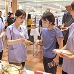 食材をポリ袋に入れて調理する「パッククッキング」を紹介する甲南女子大学の学生ら＝西宮市北口町