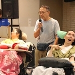 脳挫傷などの後遺症で嚥下障害となった吉岡大地さん（右）との体験を語る父の正行さん（中央）＝尼崎市南塚口町４