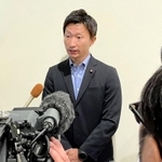 政務活動費を巡る自身の疑惑で百条委員会が設置されたことについて語る光本圭佑市議＝尼崎市役所