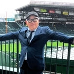 「でっかいなー」。甲子園球場の大きさを体感する兵動大樹さん＝西宮市甲子園町