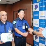 石井克央・宝塚署長（右）からのじぎく賞を受け取る倉本一義さん（左）と三谷好弘さん＝宝塚署