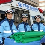 機動救急隊員の（左から）森下雄彦さん、鈴木章仁さん、新里真澄さん＝宝塚市消防本部