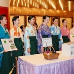 病気の子どもたちのための寄付を呼びかける宝塚音楽学校生＝宝塚大劇場