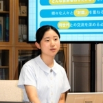 高校生平和大使の国連欧州本部訪問について報告する細谷美優花さん＝宝塚市役所