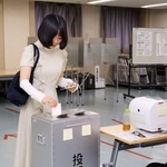 期日前投票をする有権者ら＝西宮市甲東園３、西宮市甲東支所（撮影・池田大介）