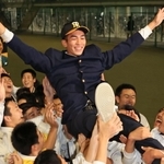 阪神から２位指名を受け、報徳高の仲間に胴上げで祝福される今朝丸裕喜投手＝24日午後、西宮市の同校（撮影・吉田敦史）
