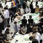 開票作業にあたる尼崎市の職員ら＝同市西長洲町１、ベイコム総合体育館（撮影・大盛周平）