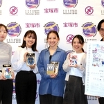 コーヒーの飲み比べが楽しめるイベントをＰＲする実行委メンバーら＝宝塚市役所