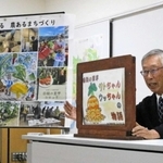 「田能の里芋ブランド化推進協議会」の設立総会で自作の紙芝居を披露する内田大造代表＝尼崎市食満５