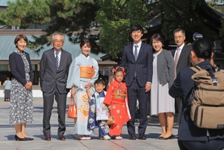 晴天の下、七五三参りの記念写真に納まる家族＝西宮市社家町