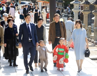 晴天の下、七五三参りをする家族＝西宮市社家町