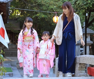 晴れ着で参拝する姉妹ら＝西宮市社家町