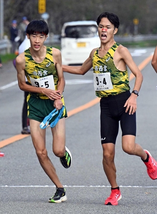 男子・市西宮の４区大枝颯太選手（右）からたすきを受け取る５区田中康生選手＝丹波篠山市内（撮影・風斗雅博）