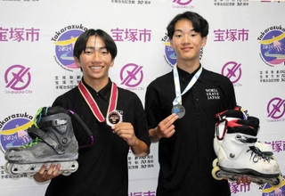 インラインスケートの世界大会に出場を果たした高島嘉誠さん（右）と黒田大晴さん。メダルは別の大会のもの＝宝塚市役所