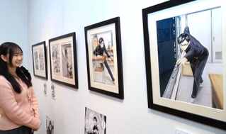 「坂本ですが？」の原画などが並ぶ会場＝西宮市立市民ギャラリー（撮影・吉田敦史）