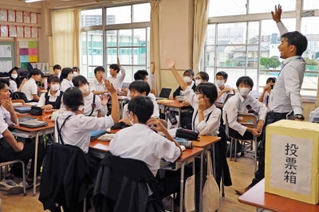 衆院選の模擬投票結果を受けて感想を述べ合う生徒ら＝浜脇中学校