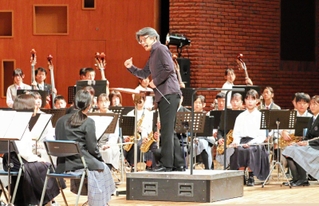 寺岡清高さん（中央）から指導を受ける中学生ら＝尼崎市昭和通２