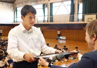 「２１世紀枠」の推薦校に決まり、表彰状を受け取る渡邊涼斗主将＝西宮市古川町