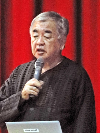 高校生に挑戦する楽しさを語る建築家の隈研吾さん＝伊丹市行基町４