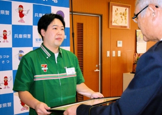 詐欺被害を未然に防ぎ感謝状を贈られた木嶋冬弥さん（左）＝宝塚署