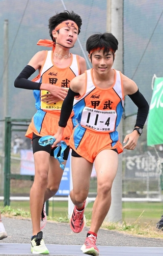 男子・甲武の４区原田航汰選手（右）にたすきを託す３区末永翼選手＝豊岡市日高町（撮影・大田将之）