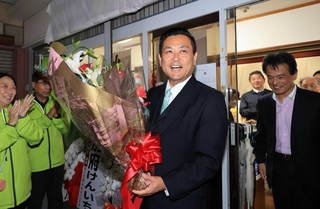 当選確実となり、支援者から花束を受け取る別府建一氏（中央）＝尼崎市七松町１（撮影・吉田敦史）