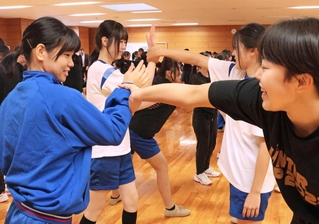 痴漢から身を守る護身術を練習する生徒ら＝市立尼崎高校