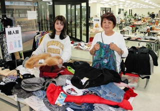 フリーマーケットの準備をするアピア３店舗会事務局のスタッフら＝宝塚市逆瀬川１
