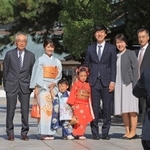 晴天の下、七五三参りの記念写真に納まる家族＝西宮市社家町