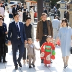 晴天の下、七五三参りをする家族＝西宮市社家町