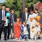 晴天の下、にこやかに参道を歩く七五三参りの家族＝西宮市社家町