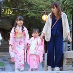 晴れ着で参拝する姉妹ら＝西宮市社家町